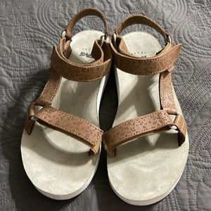 Teva midform leather upper